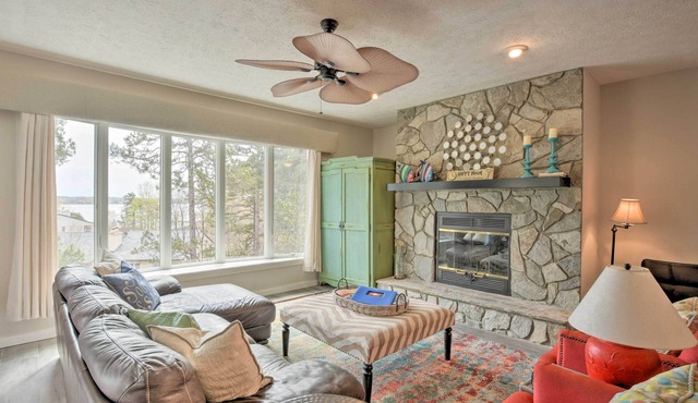 Lake Keowee Resort Condo w/Balcony & Pool Access!