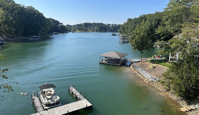 Lake Keowee Waterfront Town Home - 3 Bdrm, 3.5 Bath 7 Miles from Clemson Stadium