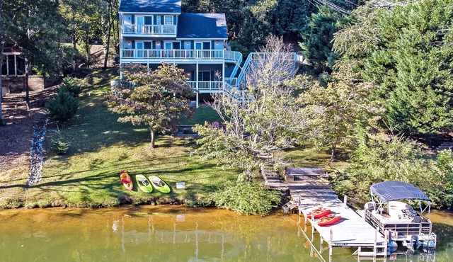 Lake Lure Lakefront-Pontoon Boat, Kayaks, SUPs, Fire Pit, Game Room