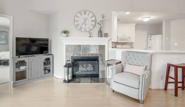 Lake Norman Luxury Waterfront 3rd floor Condo with Elevator, Pool, Tennis