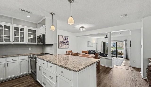 Lake view 3-bedroom condo with AC near UNC in Charlotte. 5 minute walk to Lynx.