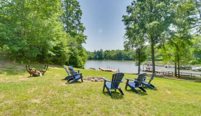 Lakefront 3-bedroom chalet with private dock