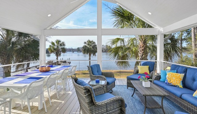 Lakefront 4BR/3BA – Private Dock, Boat Ramp, Kayaks & Large Screened-in Porch
