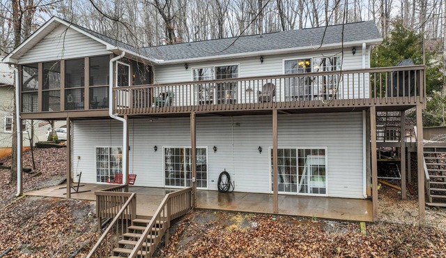 Lakefront 4BR w/dock - lake toys, kayaks - Family summer fun!