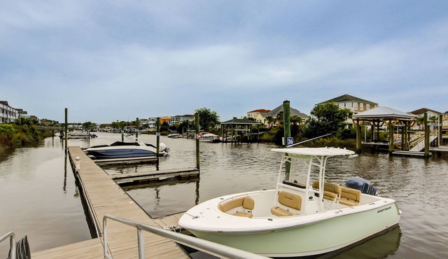 Lakefront condo with private balcony, pool, close to beach