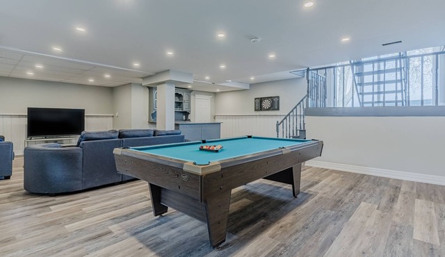 Lakefront Cottage with Hot Tub and Pool Table