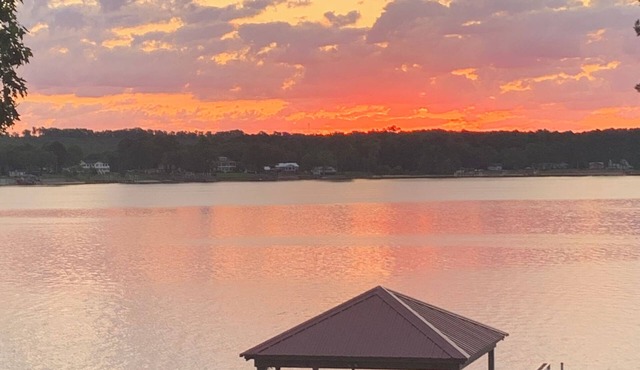 Lakefront Cottage on Lake Wateree with Dock for Fishing, beautiful views & more!