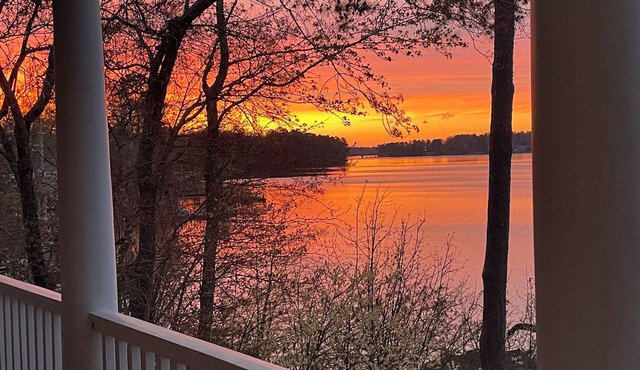 Lakefront, family-friendly 7-bedroom home, big water view, volleyball court
