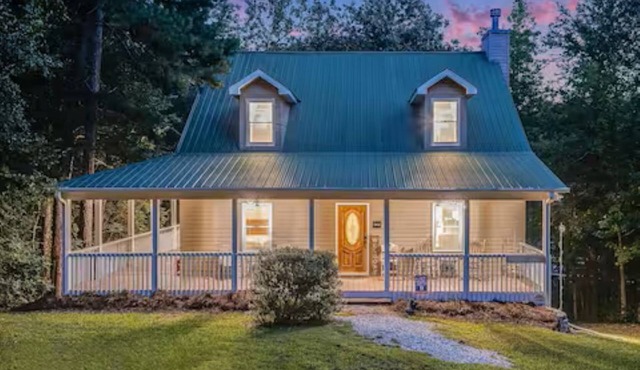 Lakefront Hartwell Home with Private Dock + Sleeps 15