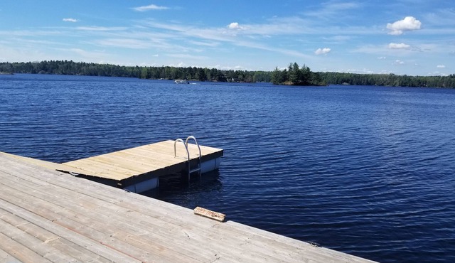 Lakefront living / up to 18 people! 2 nearby lakefront properties in 1 booking