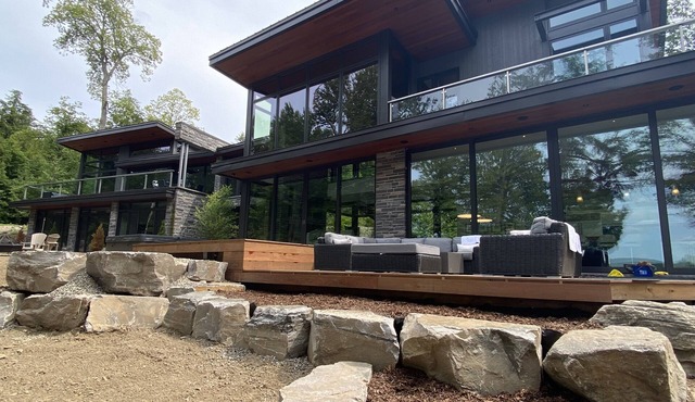 Lakefront Luxury-Glass cottage, level lot, large dock, hot tub, private!
