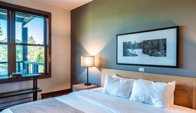 Lakefront & Mountain View - 1 Bedroom Resort Suite
