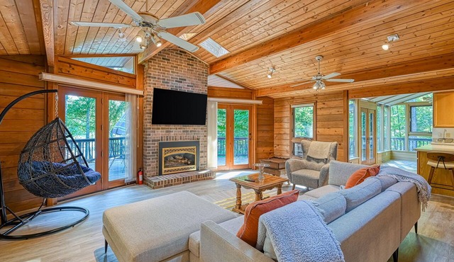 Lakefront retreat w/private dock, fast WiFi, gas grill & central AC, dogs