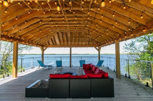 Lakefront Retreat with Gazebo Fire Table & Fishing