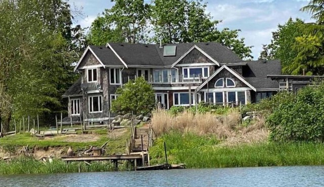 Lakeshore "Holleyville" Countryside Farm House