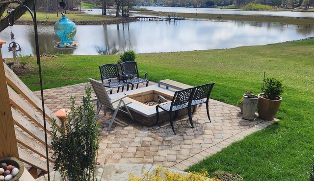 Lakeside 4-BR house with 500 ft of shoreline in Belmont