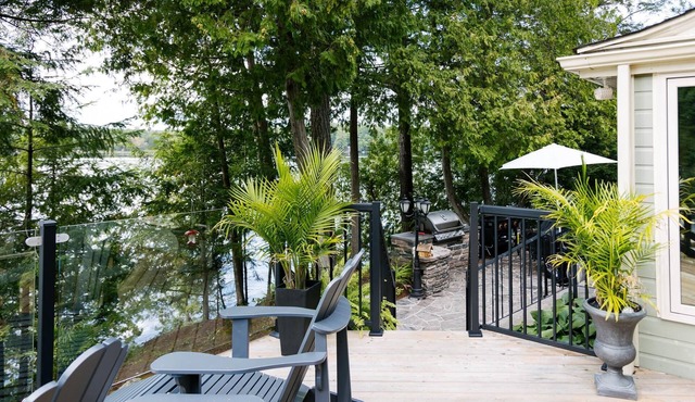 Lakeside Bliss: Sunswept Lake House - Your Private Oasis with Lakeside Bunkie