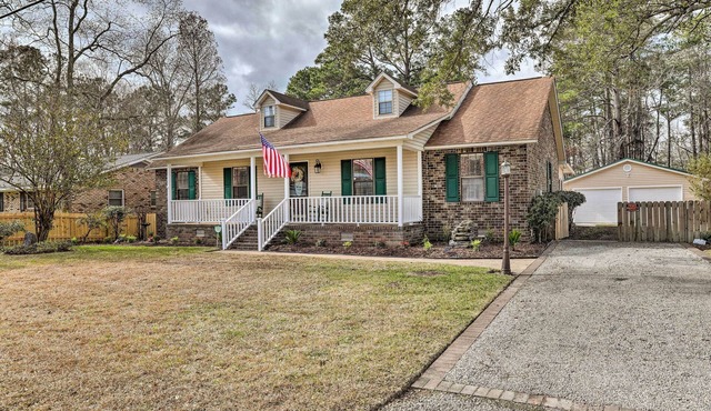 Lakeside Happiness: Home on Lake Moultrie!