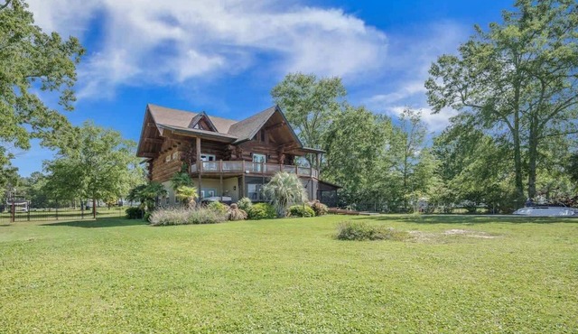 Lakeside Log Cabin. Hot tub, Dock, Boat Lift!