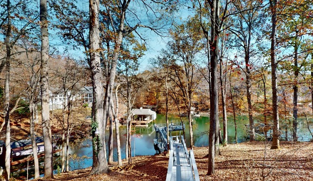 Lakeside Park - Spacious pet friendly house w/hot tub, kayaks, air hockey, deck & patio