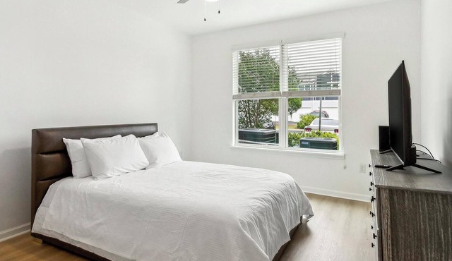 Landing | Chic 1BD, Gym, Pool