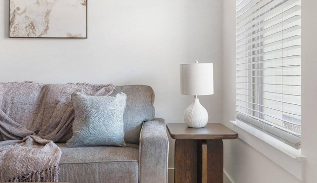 Landing | Chic 2BD, Gym