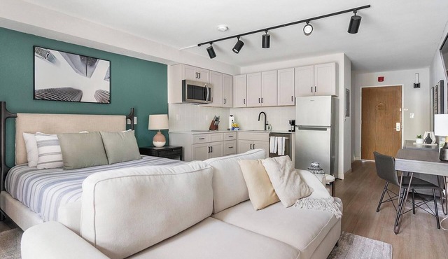 Landing | Chic Studio, Pool, Gym