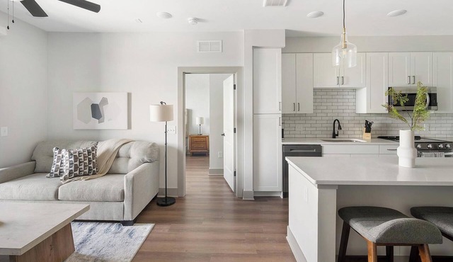 Landing | Spectacular 2BD, Courtyard, Yoga Studio