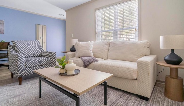 Landing Stylish 2BD Clubhouse Tennis Court
