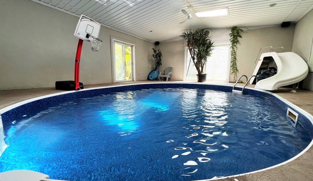 Large 5 Bed Family Home w/Indoor Swimming Pool!