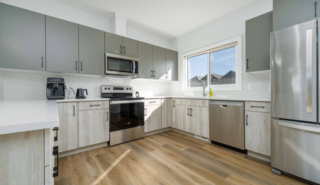 Large family home in St Albert sleeps 10, EV rental available, 15min to WEM