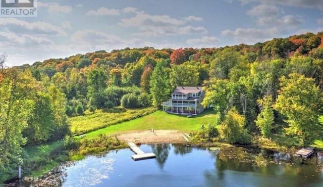 Large Lakefront Kawartha Cottage with Private Beach, 8BR, Stunning Lake View