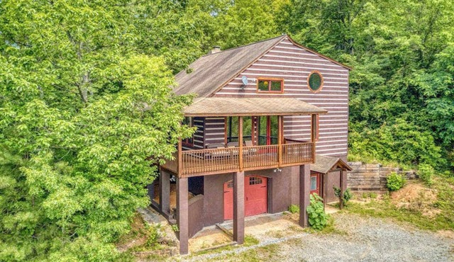 Large multi-level beauty with wrap-around deck, patio, AC, WiFi, wood fireplace