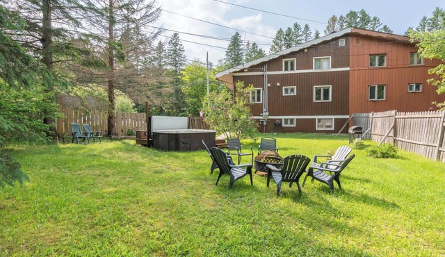 LAURA – Cozy Retreat with 4-Season Spa Val David