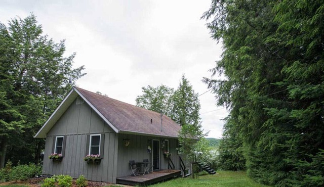 Laurentian Lakeside Cottages 49, 3-season, 3-bedroom, 1.5 bath cottage sleeps 6