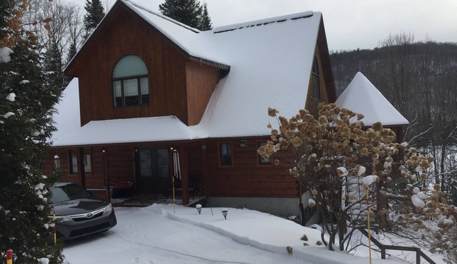 LAURENTIANS WINTER 2026-2027 SUNNY, CHARMING & SPACIOUS 4 BR LAKEFRONT CHALET
