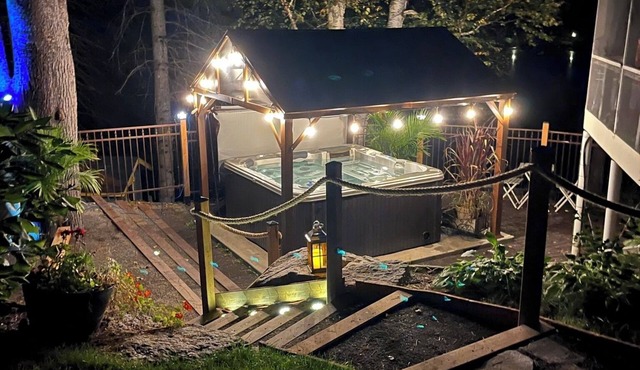 Le chalet du bonheur is right on the lake, ideal for families.