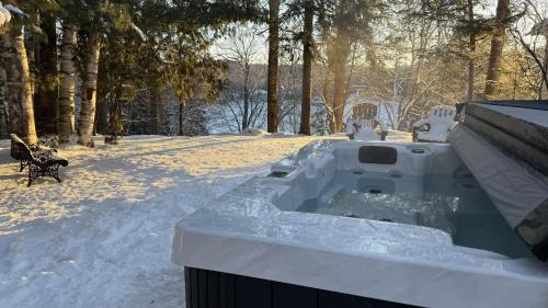 Le Chickadee Chalet, Near Mont-Tremblant, River & Beach View, Wooded Area