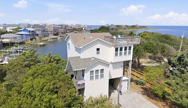 Light-filled canal front home w/deck, washer/dryer, private hot tub, central A/C