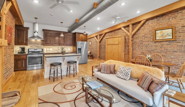 Light-Filled Loft on Abingdon’s Main Street. Sleeps 4, Walk Everywhere