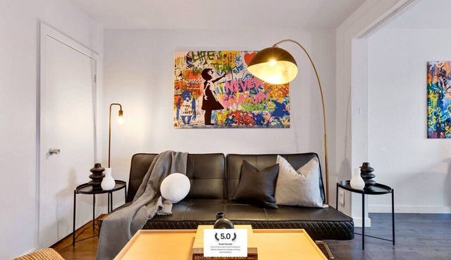 LiV MTL Avenue Spacious 3BR Rooftop Suite Near Downtown Montreal