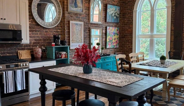 Loft on Main, charming apartment in delightful Historic Downtown Jonesborough