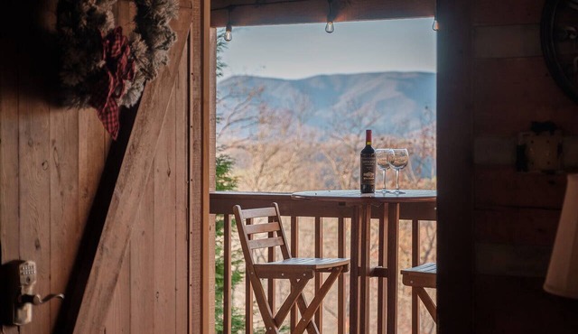 Log Cabin, Hot Tub and HUGE Mountain Views!