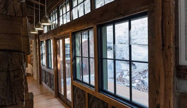 Log Cabin Once Owned by Johnny Cash, short drive to Nashville Sleeps 6