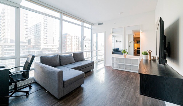 Lovely 2 bed 2 bath condo (CN Tower view) +parking