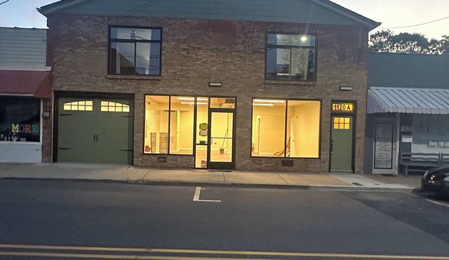 Lovely 2-bedroom Loft located on Main Street in Newton; The Heart of Catawba Co.