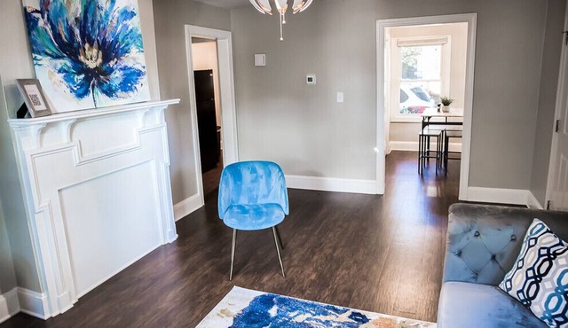 Lovely 2BR - 7 min from uptown & 5 min from the airport
