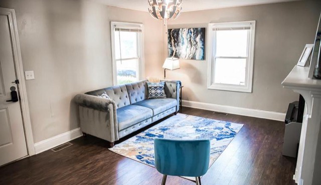 Lovely 2BR - 7 min to uptown & 5 min to the airport