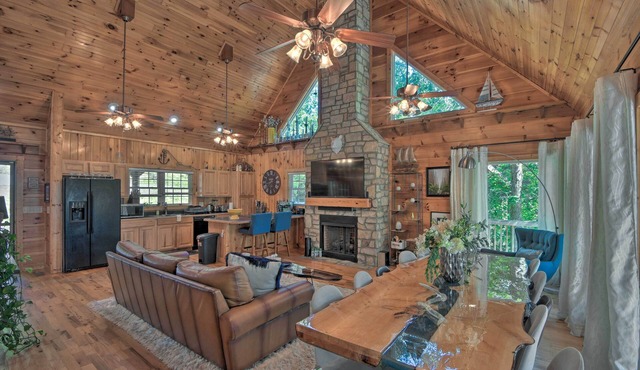 Lovely Lake Hartwell Retreat: Dock, Deck & Grill!