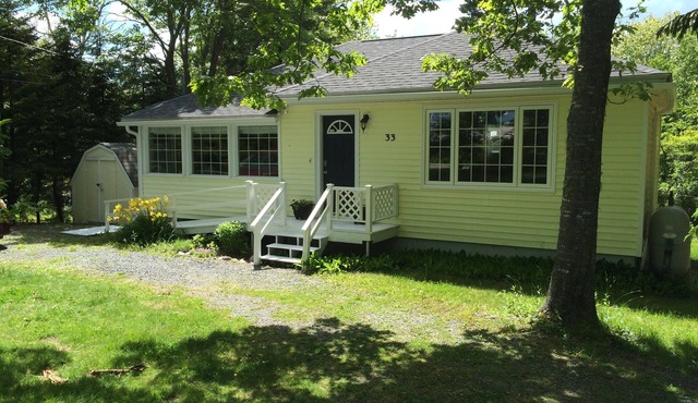 Lovely Lakefront Cottage near Sandy Beaches and Hiking / Biking Trail